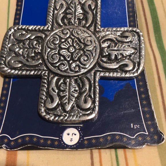 NWT Heavy silver tone ornate cross - Picture 3 of 8